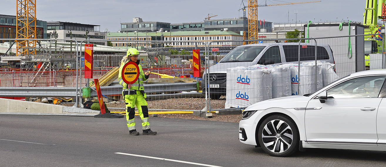 Saferoads trafikvakt stoppar bil vid vägarbete i Göteborg