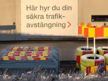 Avstängningsmaterial utanför Saferoads depå i Jönköping
