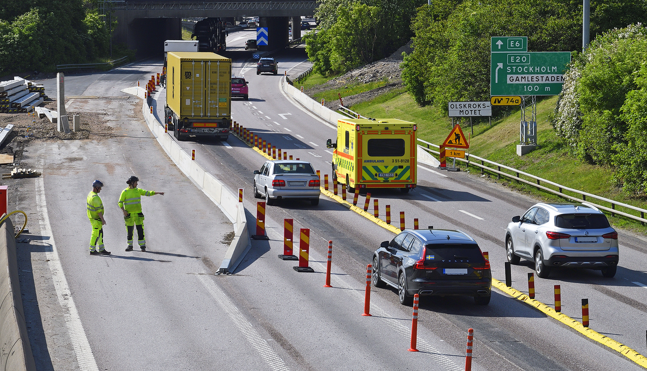Två av Saferoads medarbetare vid en trafikavstängning i Göteborg