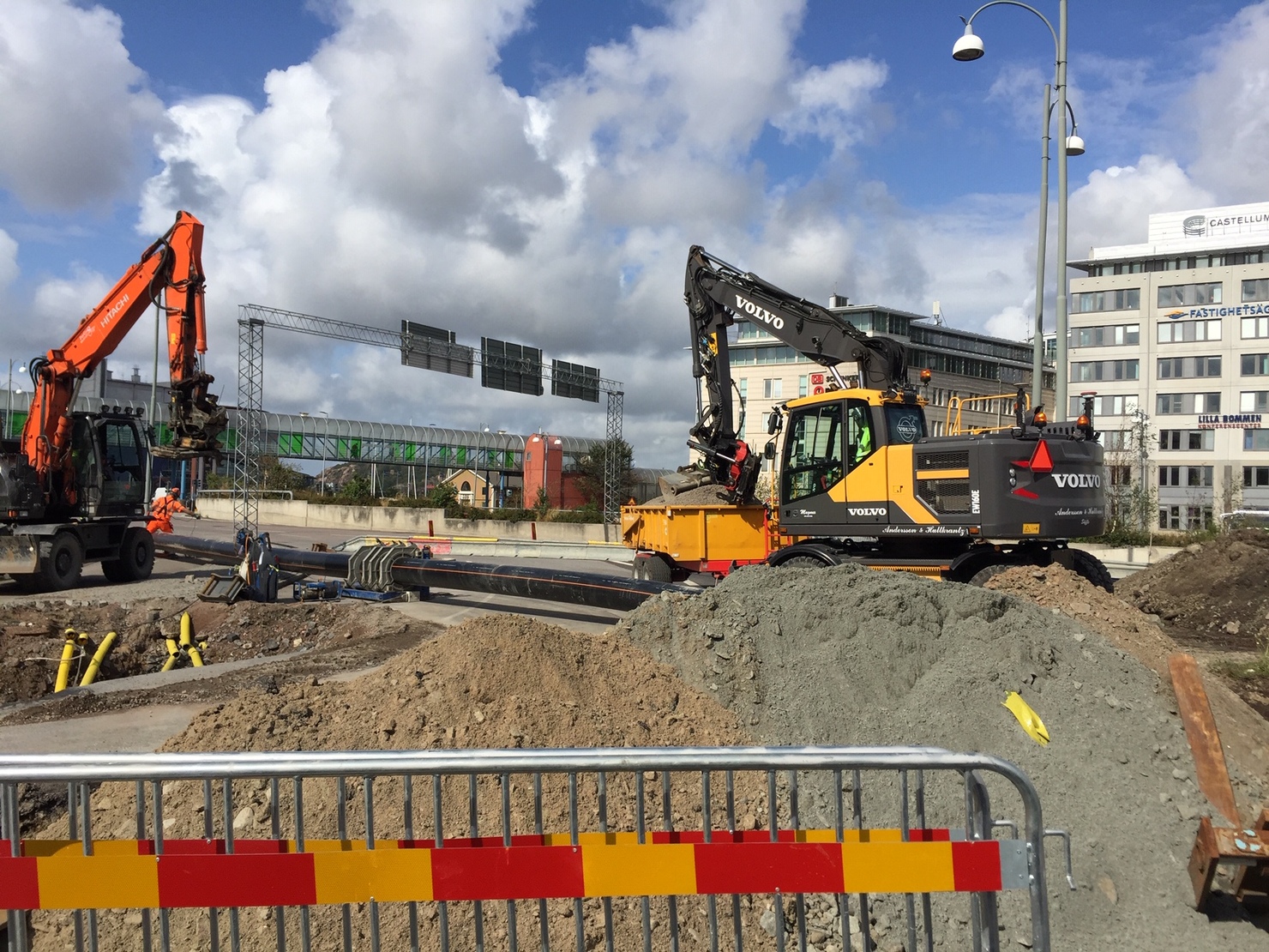 Grävmaskin på avstängd väg vid vägarbete i Göteborg