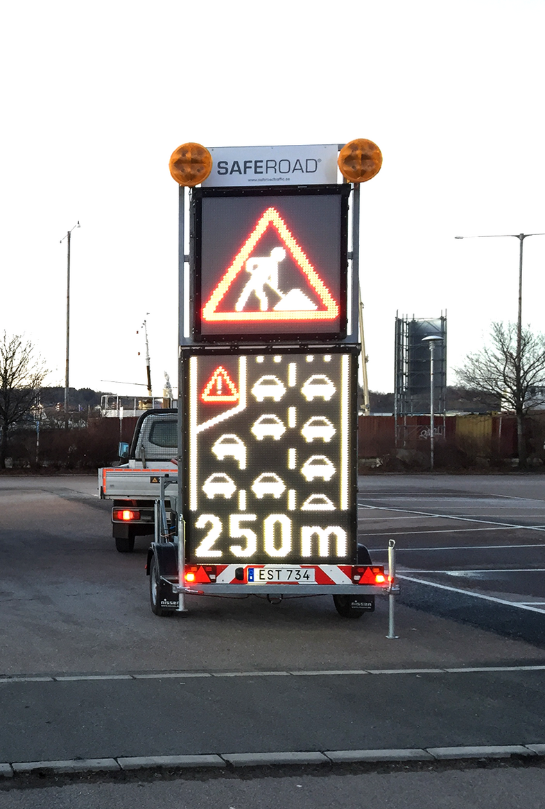 VMS-vagn som informerar om vägarbete om 250 meter