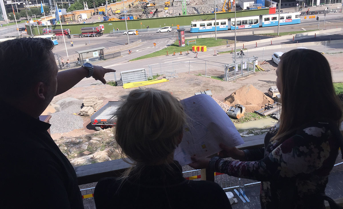 Saferoads medarbetare tittar på TA-plan vid vägarbetsområde i Göteborg
