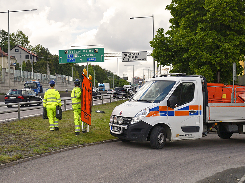 Saferoads medarbetare ställer ut skylt vid väg i Göteborg